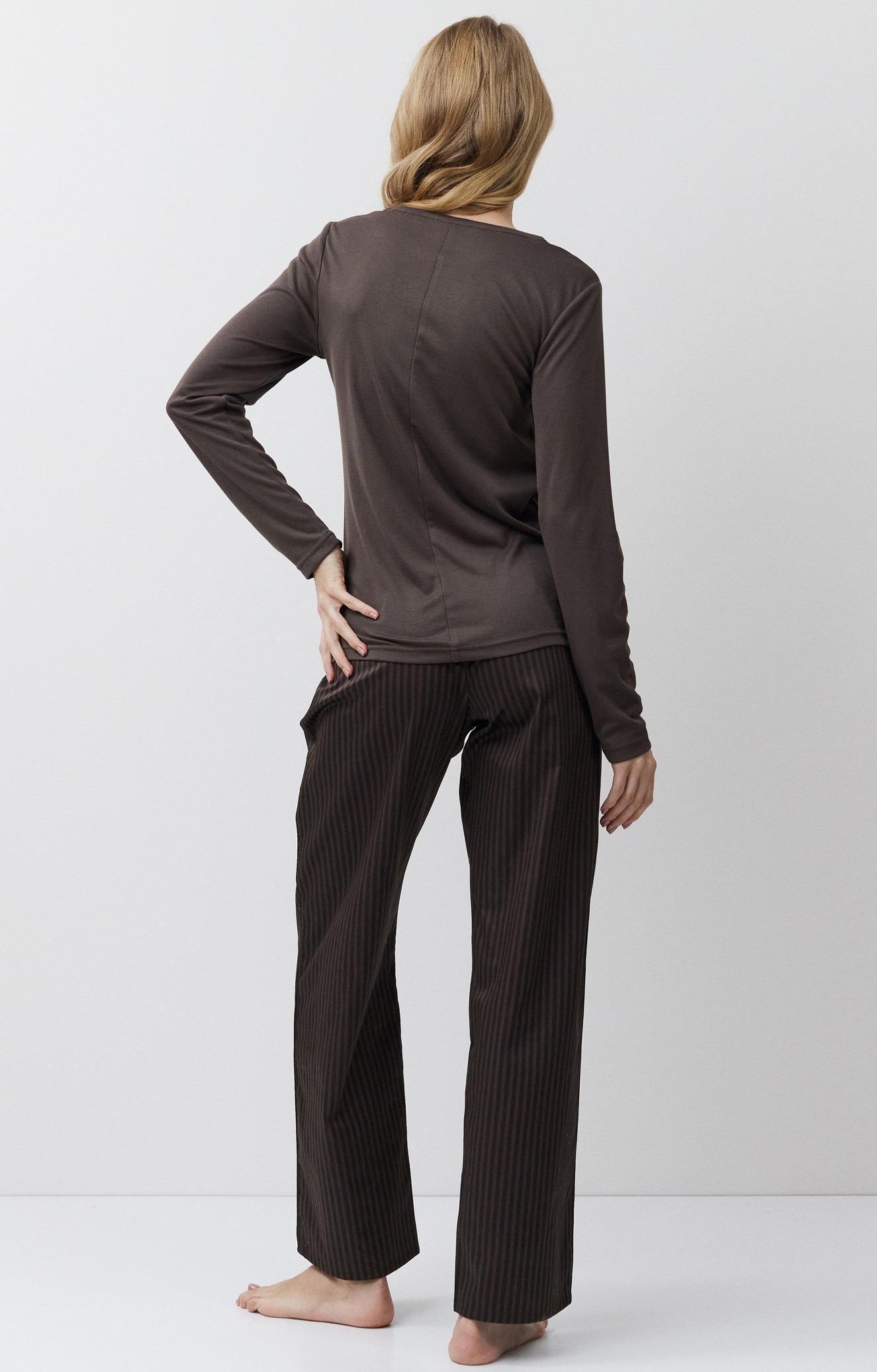 611466-NELIA